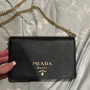 BLACK PRADA PURSE AMAZING CONDITION CHAIN BROKEN STILL LOOKS NEW